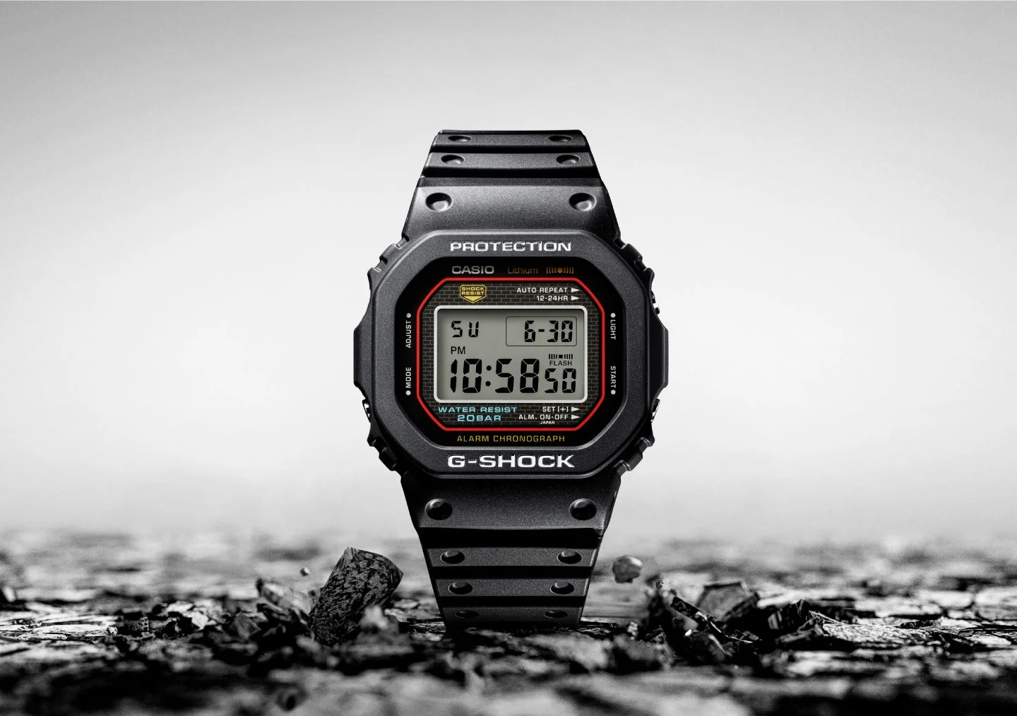 黒いスクエアケースのG-SHOCK DW-5000R公式画像